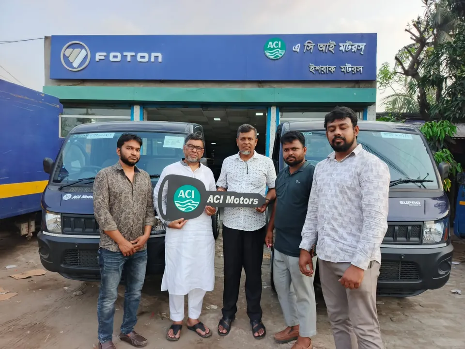 ইশরাক মটরসের সামনে এসিআই মোটরসের বড় চাবি হাতে নতুন গাড়ির মালিক, পাশে অলিয়ার ভাই ও সঙ্গীরা