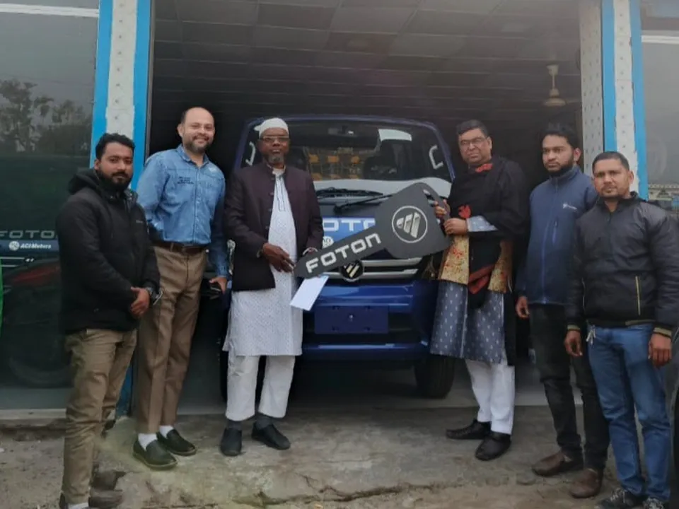 শোরুমের সামনে ফোটনের বড় চাবি হাতে নতুন মালিক ও অতিথিরা