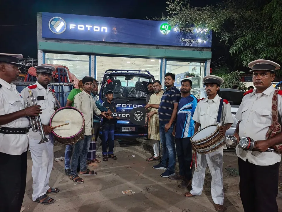 রাতে ব্যান্ড পার্টি বাজিয়ে ইশরাক মটরস থেকে নতুন ফোটন গাড়ির ডেলিভারি